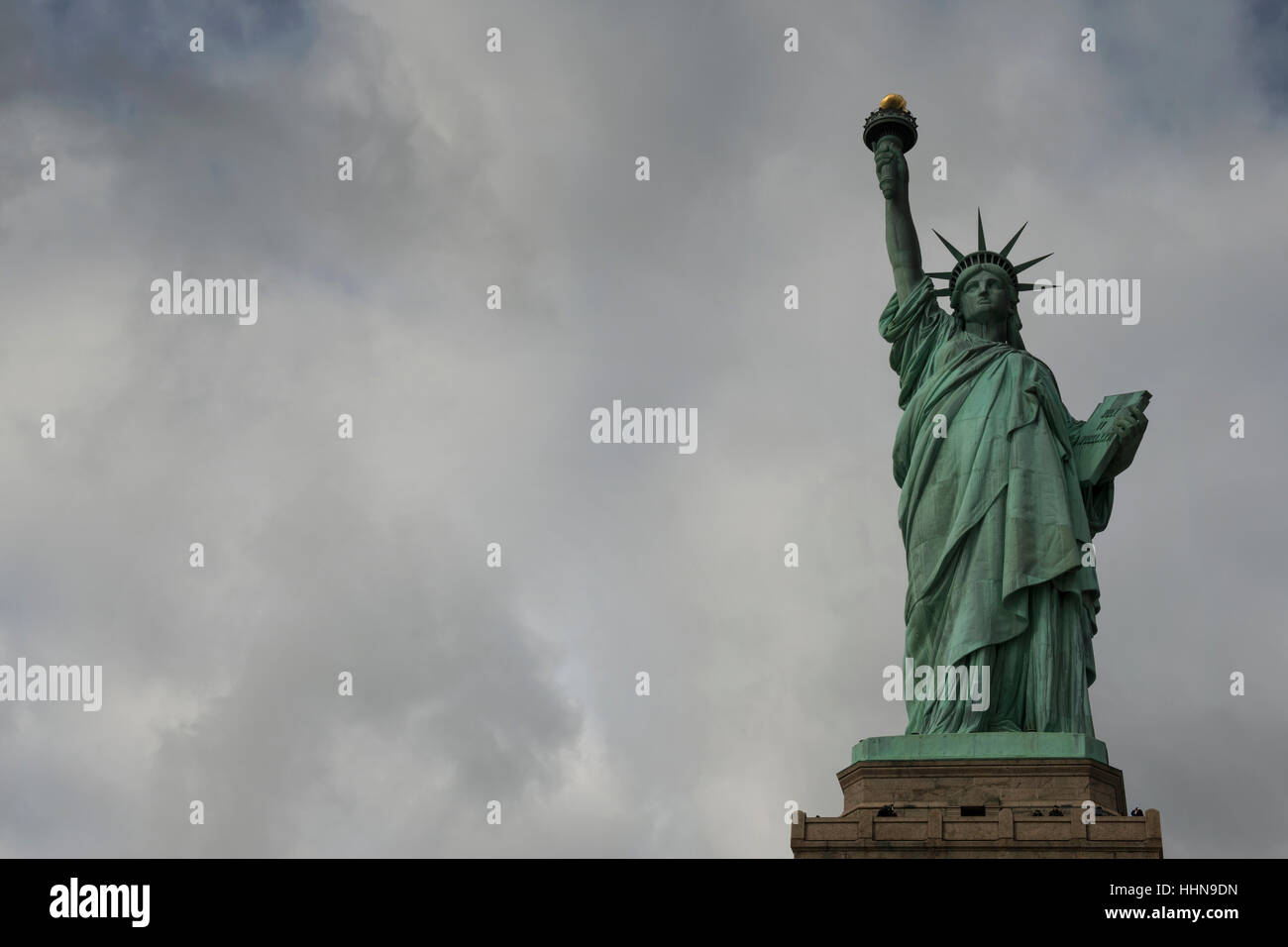 Die Statue of Liberty vor bedecktem Himmel. Liberty Island, New York Harbor, New York City, Vereinigte Staaten von Amerika. Stockfoto