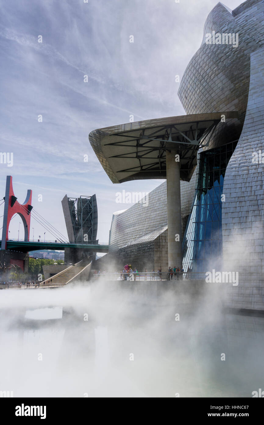 Guggenheim Bilbao Museum im Nebel Stockfoto