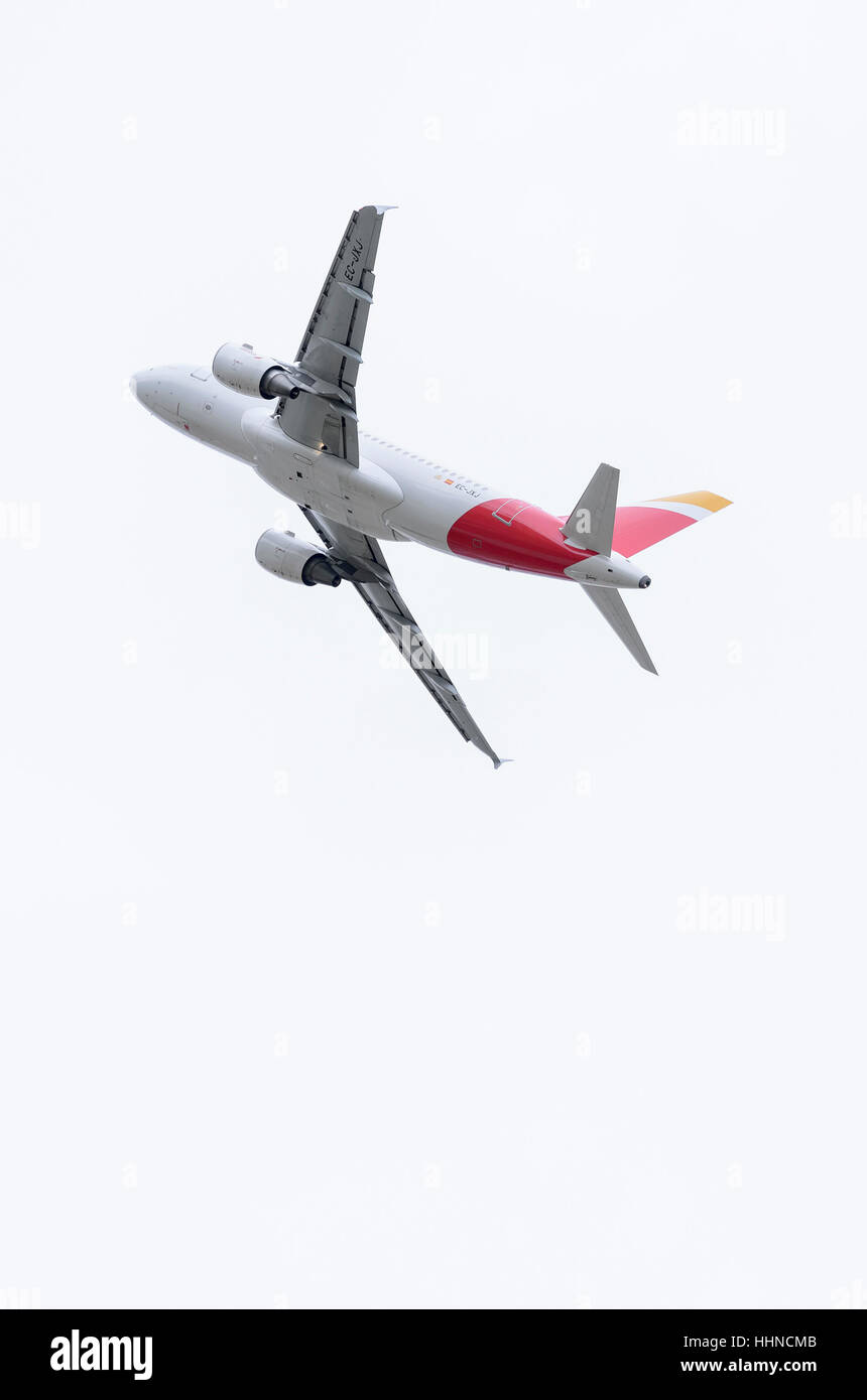 Flugzeug Airbus A319 der Fluggesellschaft Iberia, nimmt vom Flughafen Madrid-Barajas Adolfo Suarez. Bewölkten Tag des Frühlings. Stockfoto