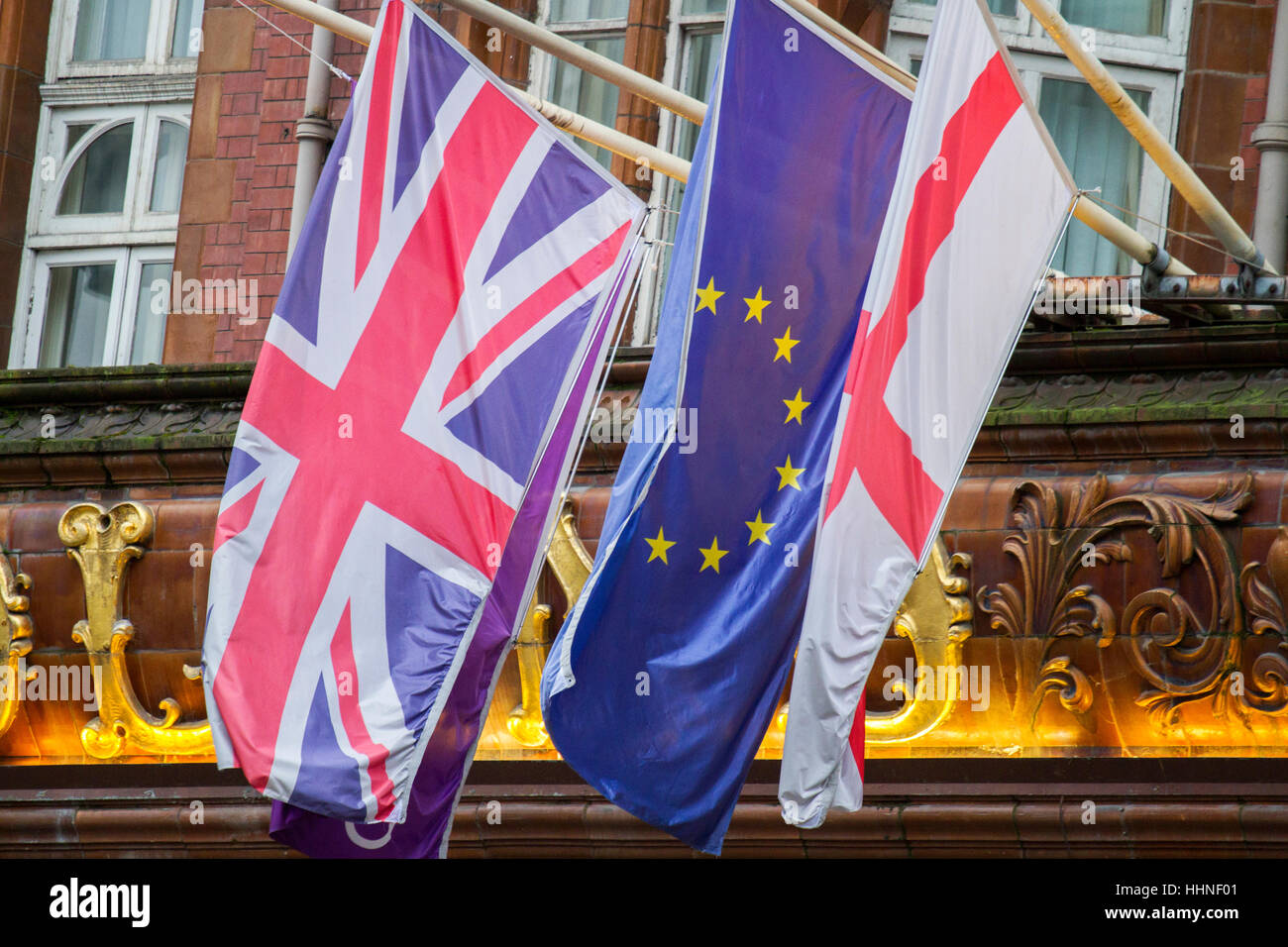 Britischen Union Jack, St George & europäische Fahnen vor dem Midland Hotel in Manchester, UK Stockfoto