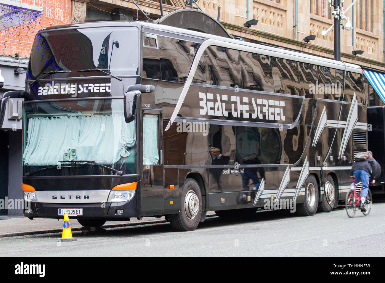 Beat the Street“-Künstler und Crew-Transport Setra-Bus, geparkt in  Manchester, Großbritannien Stockfotografie - Alamy