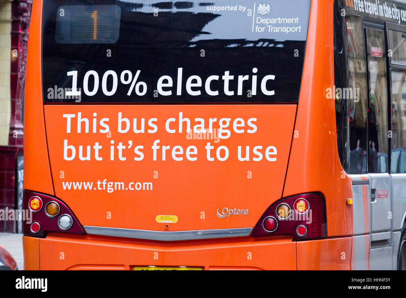 100% Electric Optara Bus öffentlichen Verkehrsmitteln; dieser Bus Gebühren, aber ist kostenlos zu nutzen Schild in Manchester UK Stockfoto