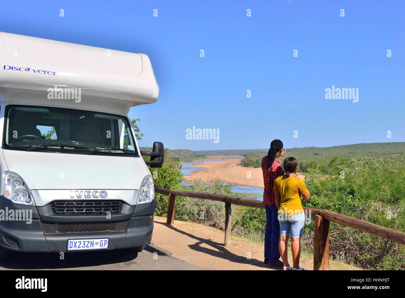 Selbstfahrende Touristen im Wohnmobil stehen in einem ausgewiesenen Gebiet im Kruger National Park, wo sie aus ihrem Fahrzeug aussteigen dürfen - Südafrika Stockfoto