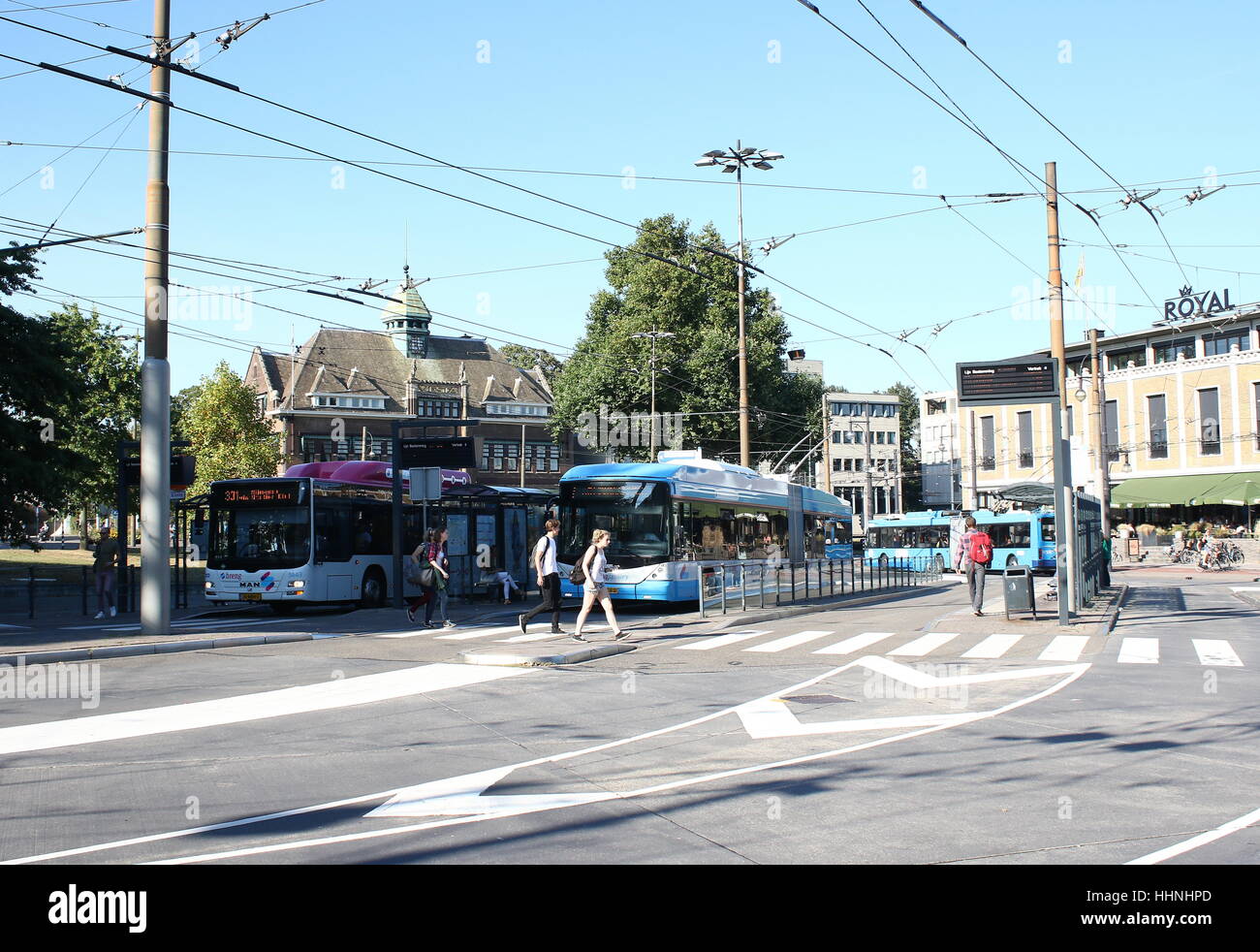 O-Busse im öffentlichen transport Hub Willemsplein, zentrales Arnhem, Niederlande (im Hintergrund Vesta Gebäude) Stockfoto