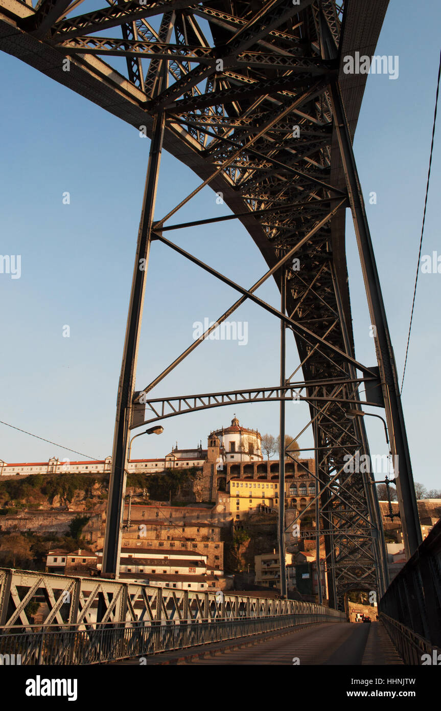 Portugal: die Skyline von Vila Nova De Gaia mit Blick auf die Luiz ich die Doppel-gedeckten Metall Bogenbrücke Stockfoto