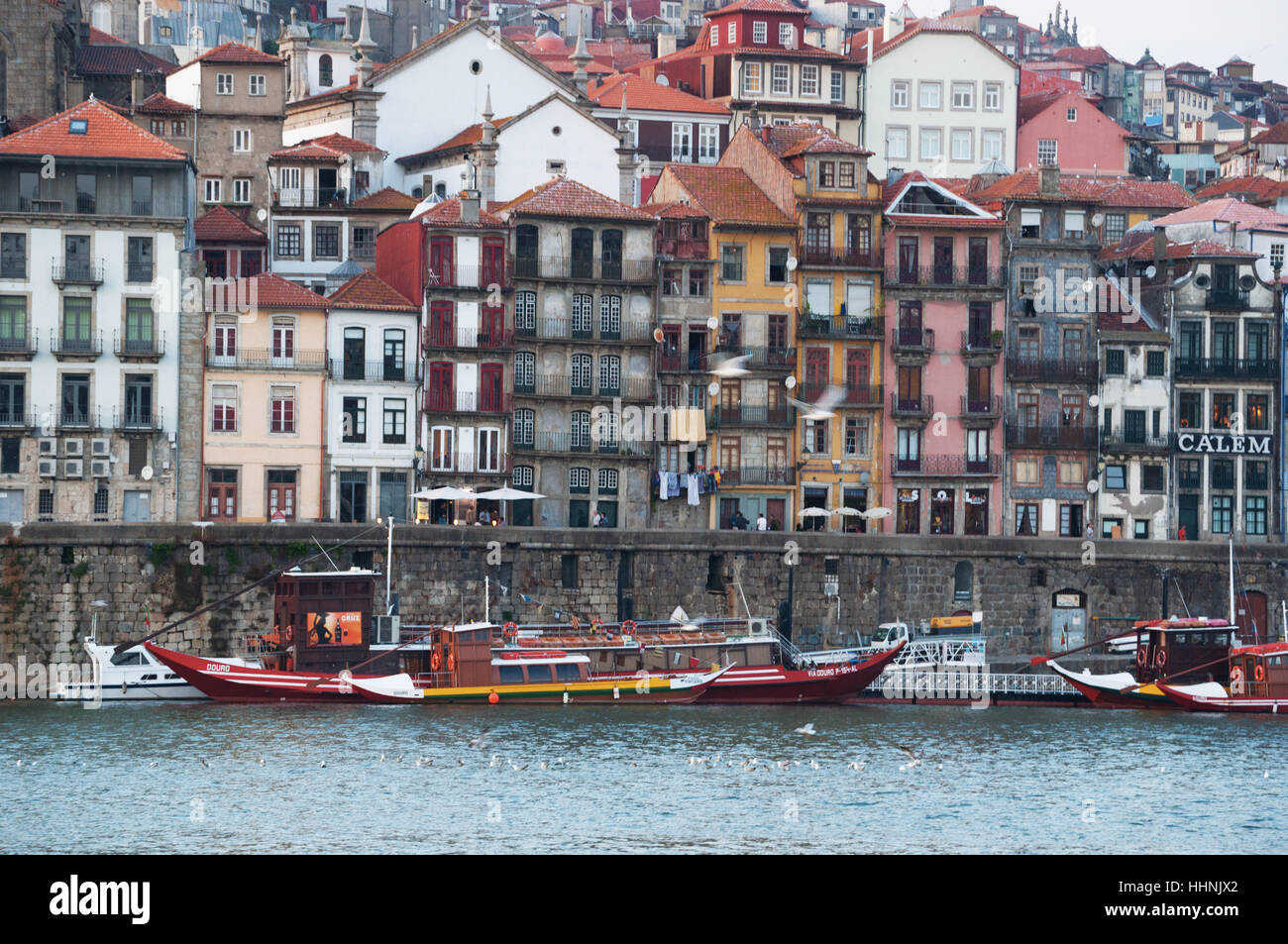 Portugal: Boote bei Sonnenuntergang und die Skyline von Porto mit Blick auf den Fluss Douro Stockfoto