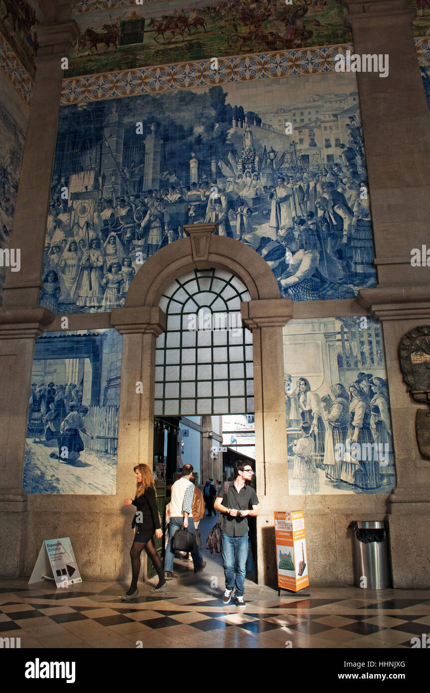 Porto: Menschen am historischen Sao Bento Bahnhof, eingeweiht im Jahre 1916 und bekannt für seine Azulejos-panels Stockfoto