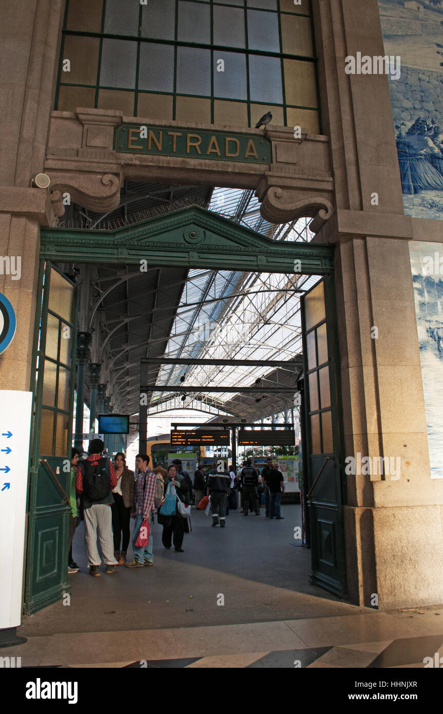 Porto: Menschen am historischen Sao Bento Bahnhof, eingeweiht im Jahre 1916 und bekannt für seine Azulejos-panels Stockfoto