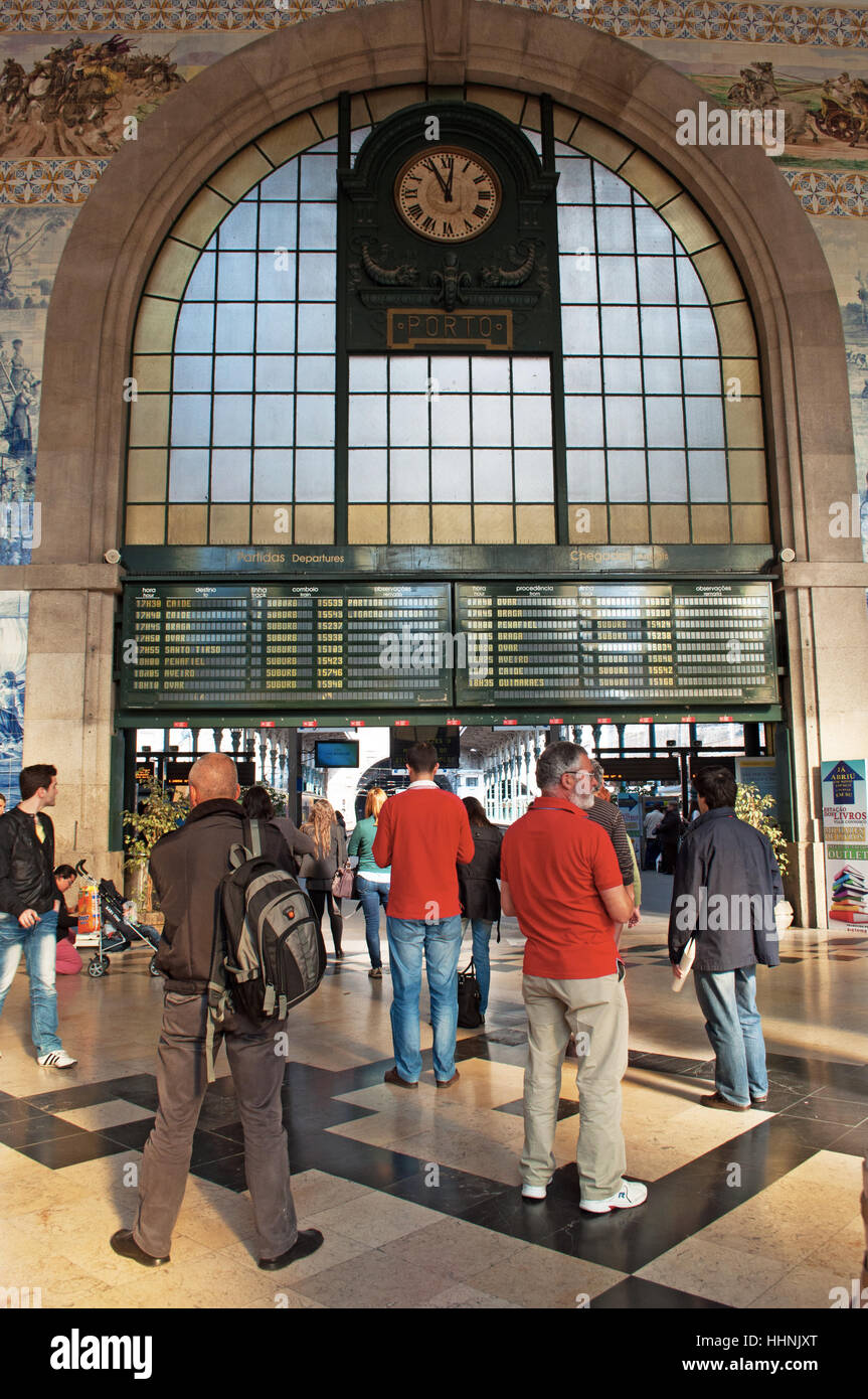 Porto: Menschen am historischen Sao Bento Bahnhof, eingeweiht im Jahre 1916 und bekannt für seine Azulejos-panels Stockfoto