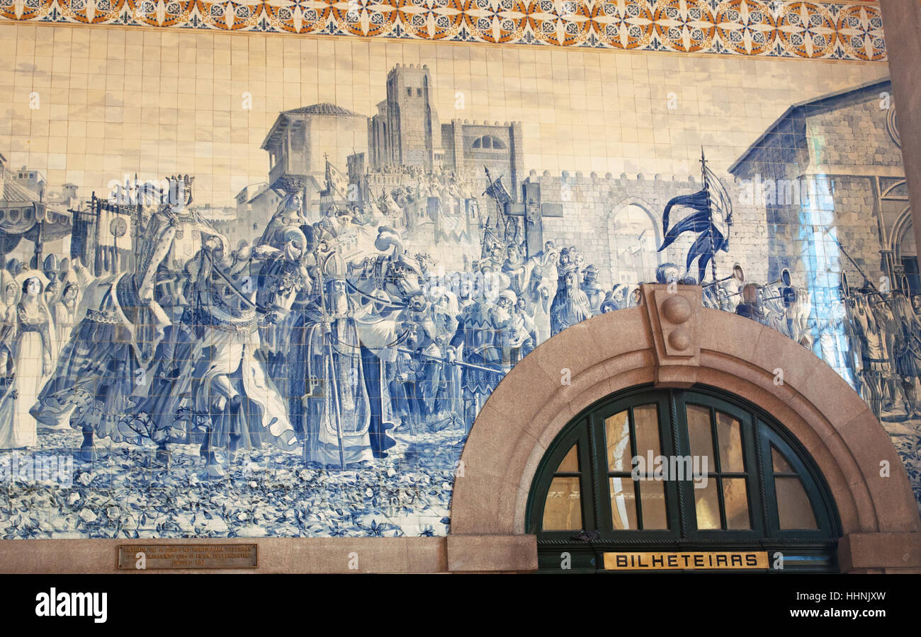 Porto: die Kasse des historischen Sao Bento Bahnhof, eingeweiht im Jahre 1916 und bekannt für seine Azulejos-panels Stockfoto
