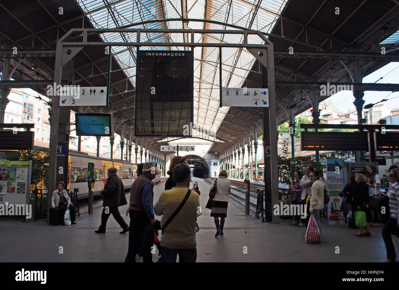 Porto: Menschen am historischen Sao Bento Bahnhof, eingeweiht im Jahre 1916 und bekannt für seine Azulejos-panels Stockfoto