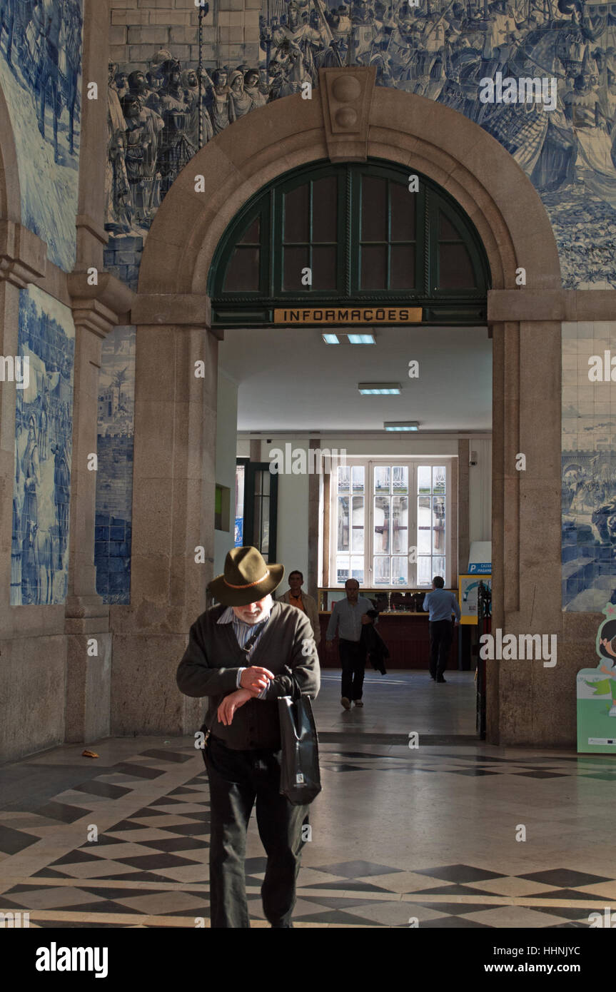 Porto: Menschen am historischen Sao Bento Bahnhof, eingeweiht im Jahre 1916 und bekannt für seine Azulejos-panels Stockfoto