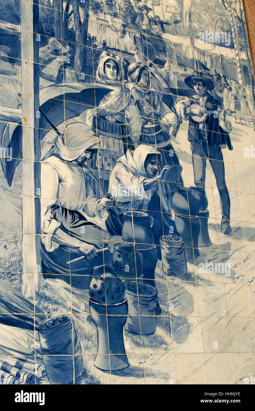 Porto: Details zu den Azulejos-Panels, die zeigen Szenen des portugiesischen Geschichte im historischen Bahnhof Sao Bento Stockfoto