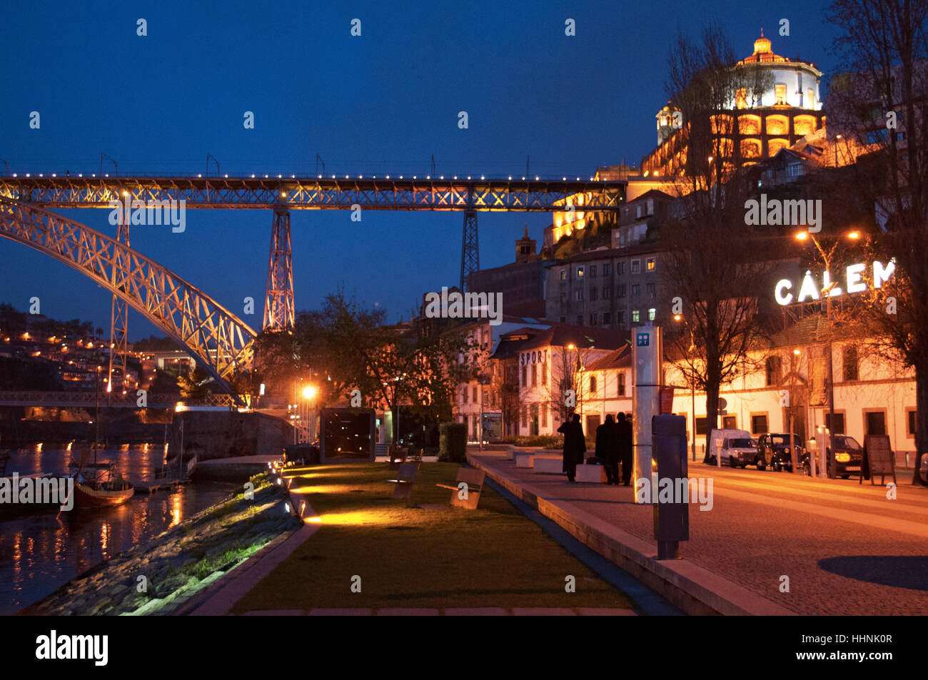 Portugal: Blick auf Calem Keller in der Nacht in Vila Nova De Gaia mit Blick auf die Luiz I, die Doppel-gedeckten Metall Bogenbrücke Stockfoto