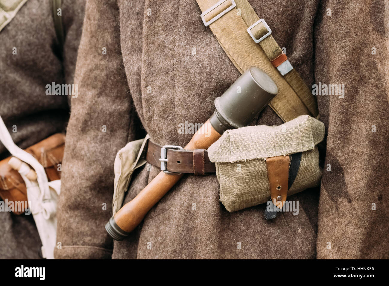 Nahaufnahme des militärischen Munition eine rote Armee russischen sowjetischen Infanterie Soldat im zweiten Weltkrieg. Soldatische warme Watte gepolstert Jacke - Telogreika o Stockfoto