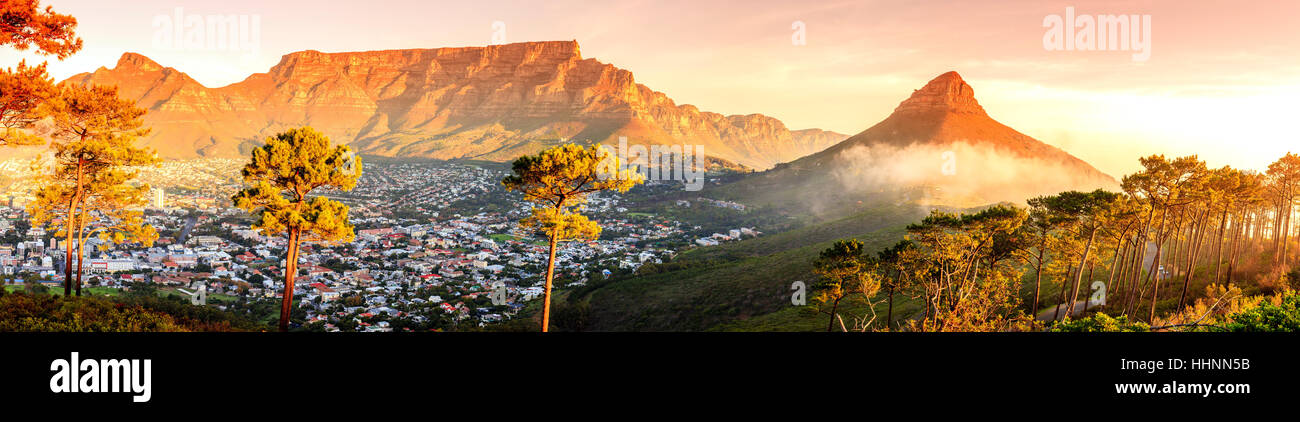 Panoramablick über Kapstadt und Tafelberg, Lions Head in Südafrika Stockfoto