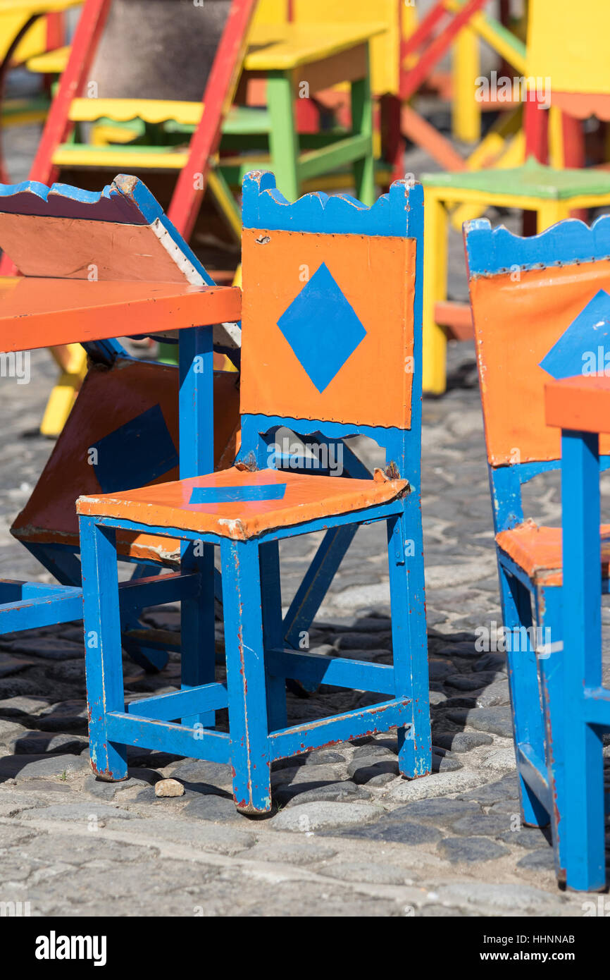 farbenfrohe Leder zurück Kaffeehaus Stühle im Freien in die koloniale Stadt von El Jardin Kolumbien Stockfoto