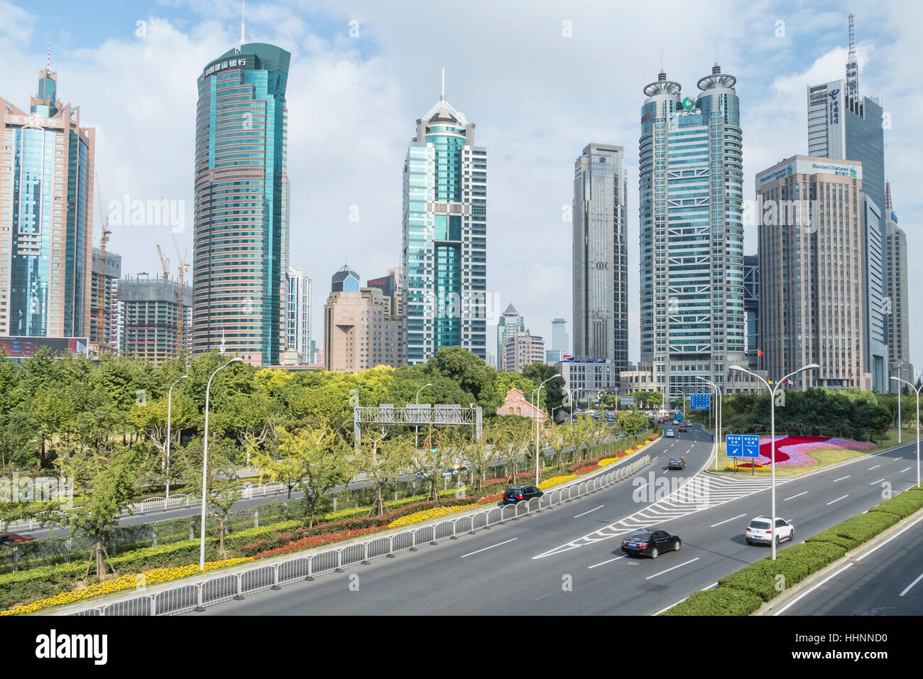 Autos und Wolkenkratzer von Pudong New Area, Shanghai, China Stockfoto