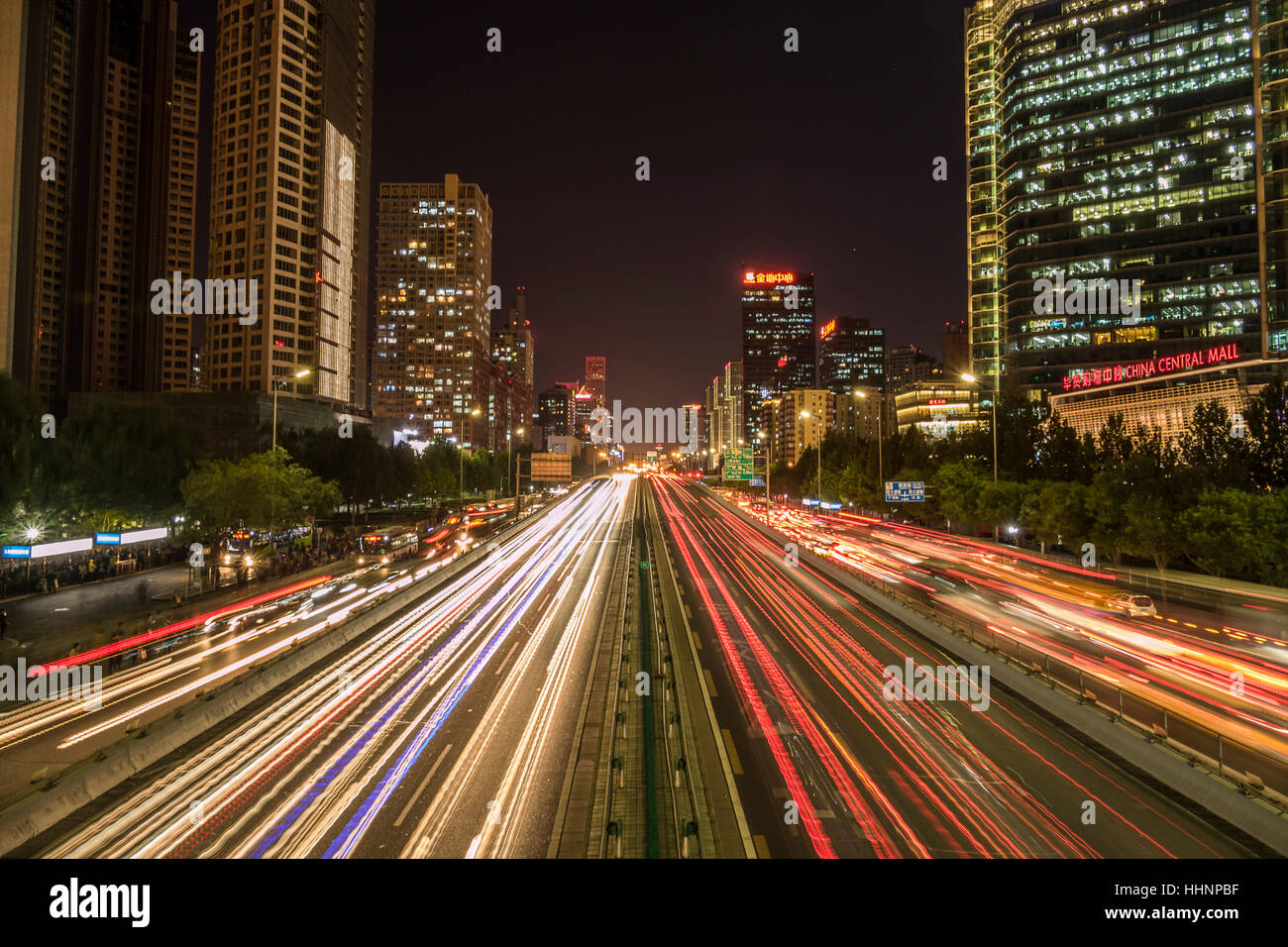 Jianguo Road in der Nacht, Peking, China Stockfoto