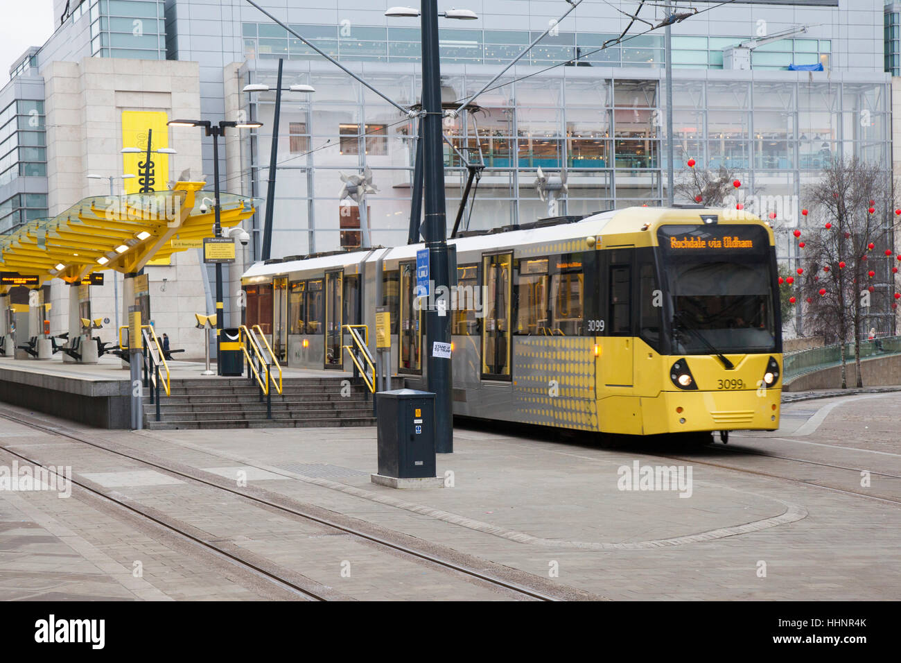 Piccadilly Gardens Straßenbahn, Straßenbahn, Trolleybus, Trolleybusse in Exchange Square, Manchester, Großbritannien Stockfoto