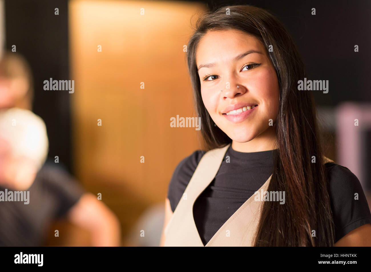 Porträt des Lächelns Mischlinge Teenager-Mädchens Stockfoto
