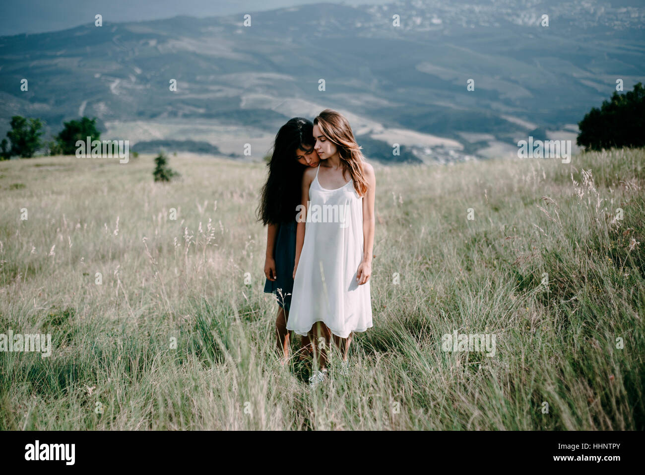 Frauen stehen im Feld hohem Gras Stockfoto