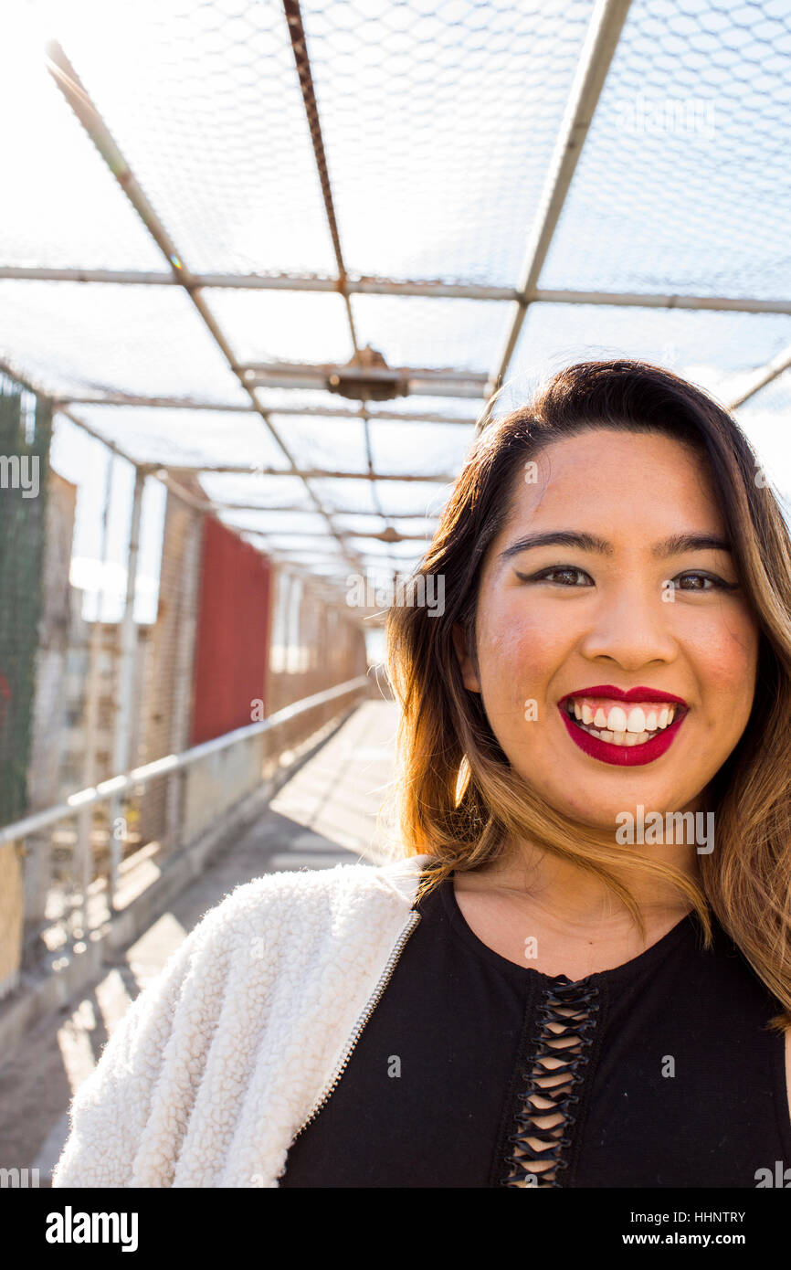 Asiatische Frau lächelnd auf Steg Stockfoto