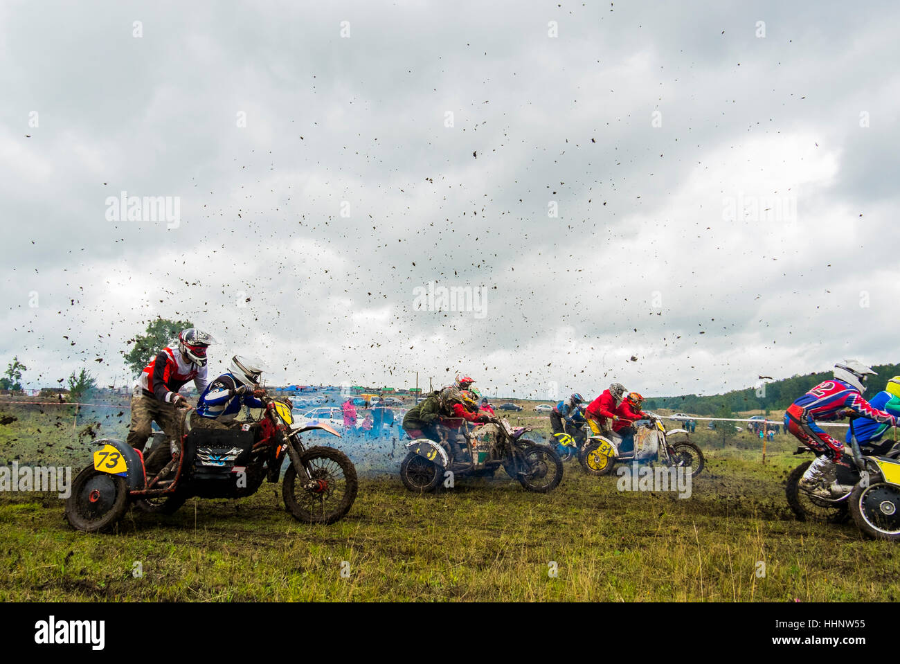 Kaukasische Rennfahrer auf Motorrädern mit Seitenwagen Spritzen Schmutz Stockfoto