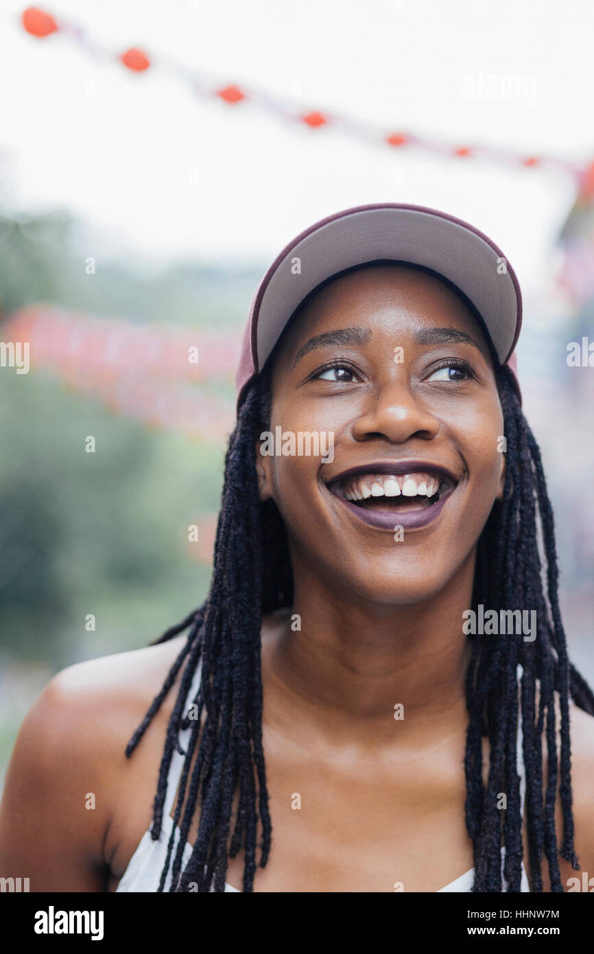 Lächelnde Mischlinge Frau wegschauen Stockfoto Lächelnde Mischlinge Frau wegschauen Stockfoto