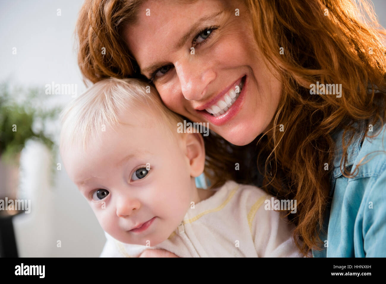 Lächelnd kaukasischen Mutter mit Baby Sohn Stockfoto