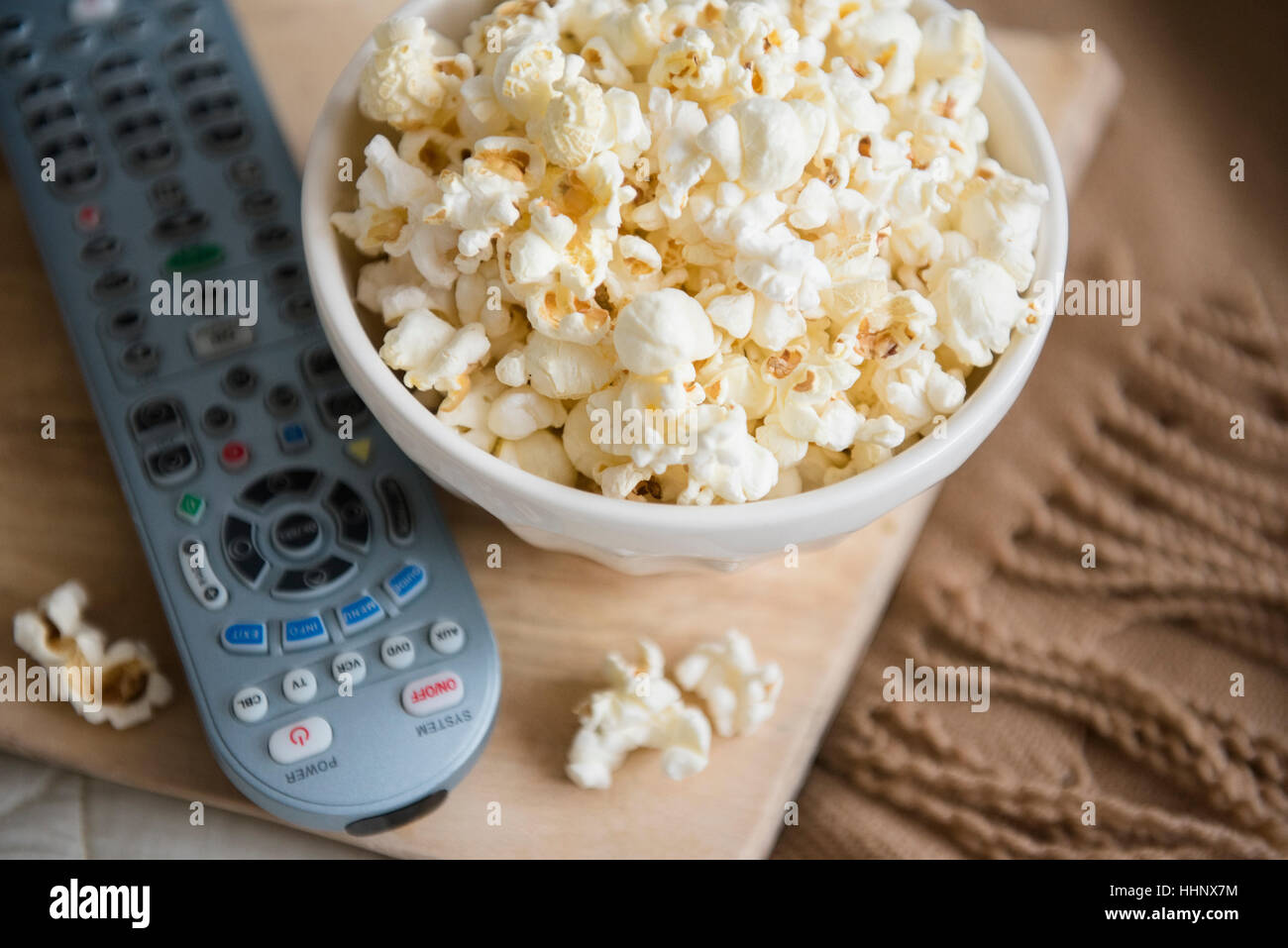 Schüssel Popcorn und Fernbedienung Stockfoto
