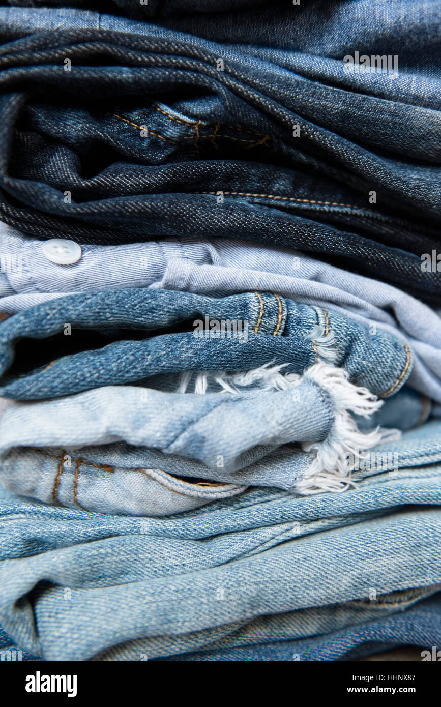 Stapel von gefalteten Blue jeans Stockfoto