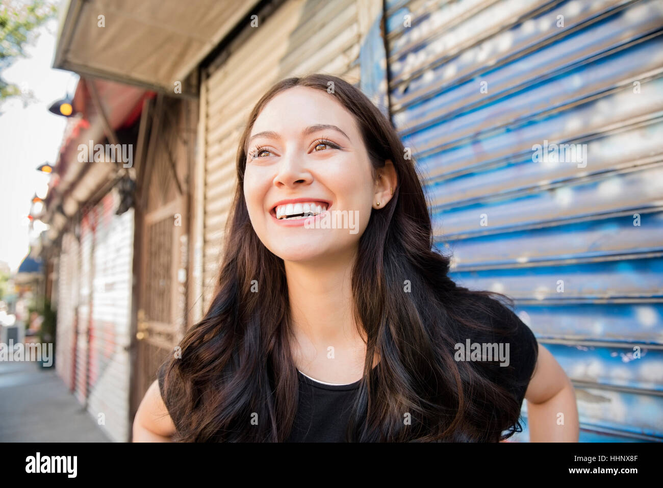 Thai Frau auf Stadt Bürgersteig lächelnd Stockfoto