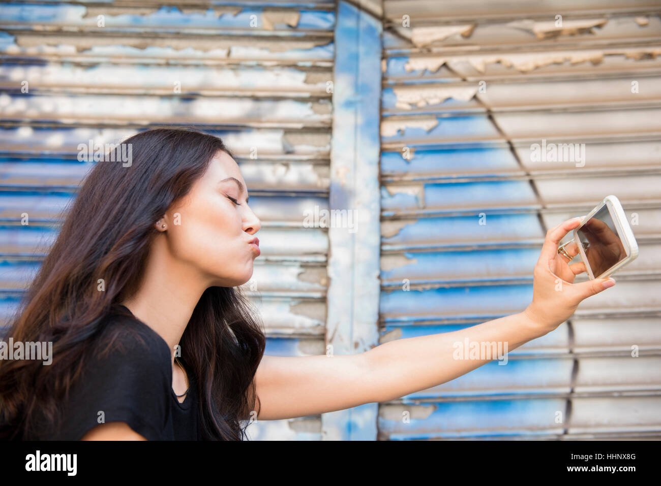 Thai-Frau für Handy Selfie kräuseln Stockfoto