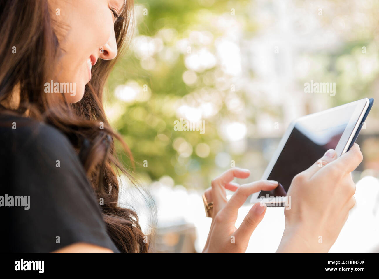 Lächelnde Thai Frau mit digital-Tablette Stockfoto