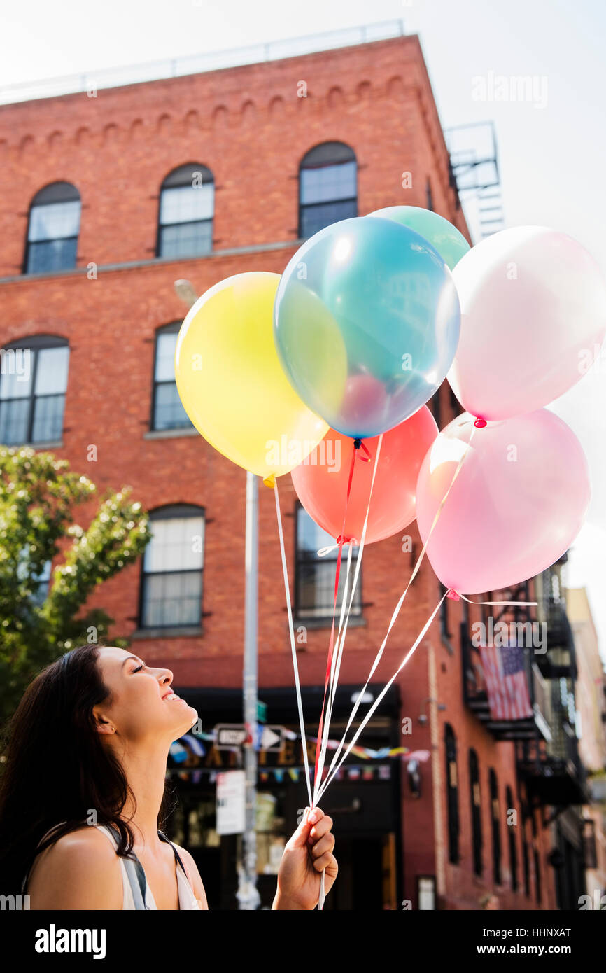 Thai Frau mit Ballons in Stadt Stockfoto