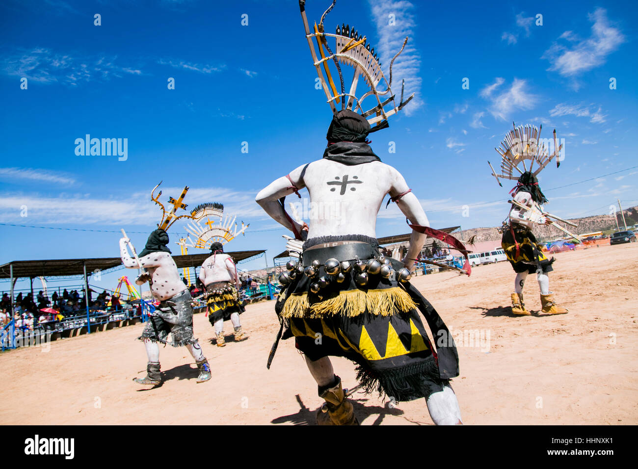 Apache-Männer tanzen in traditionellen Insignien Stockfoto