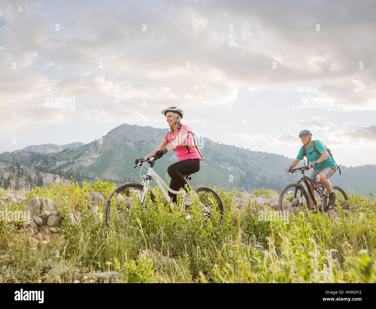 Kaukasische paar Reiten Mountain-bikes Stockfoto