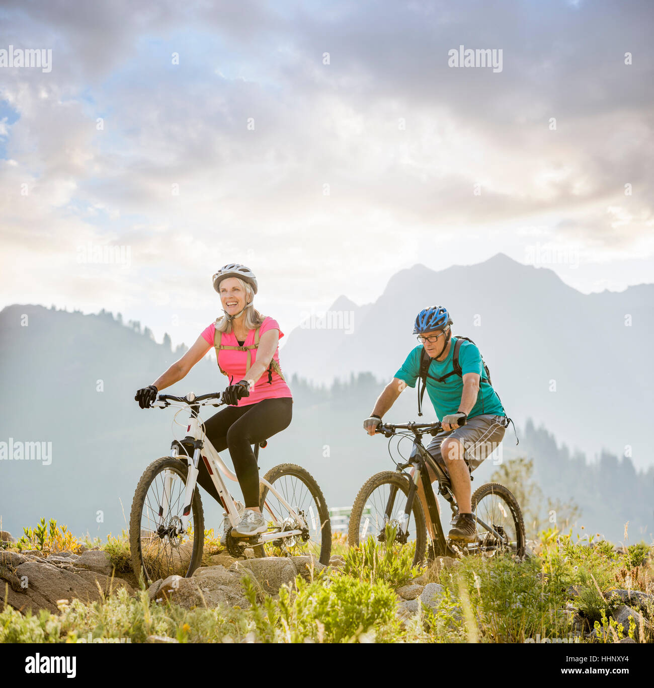 Kaukasische paar Reiten Mountain-bikes Stockfoto