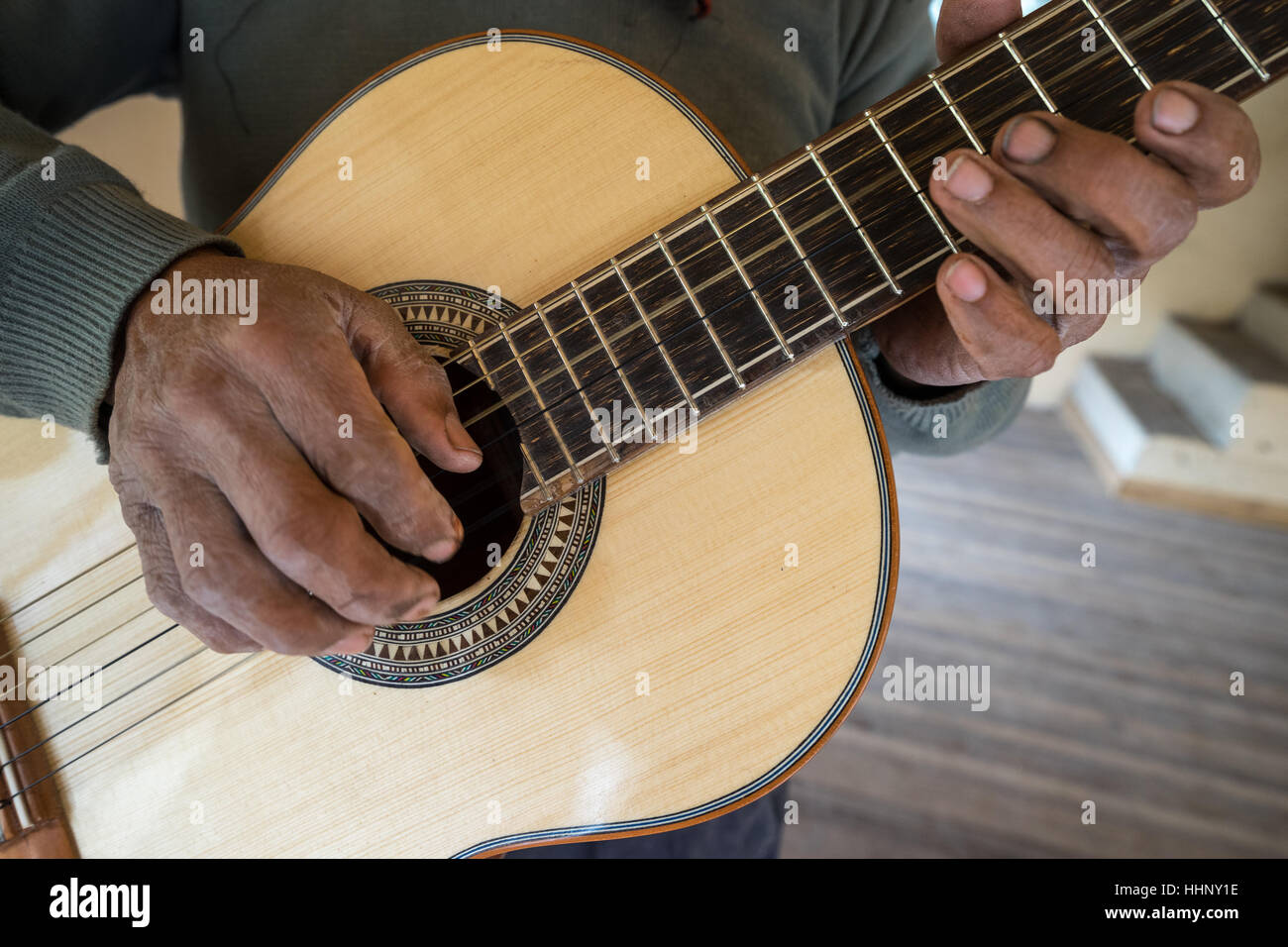 Hände eines ecuadorianischen Gitarrenbauer hält eine fertige Konzertgitarre in San Bartolome Stockfoto