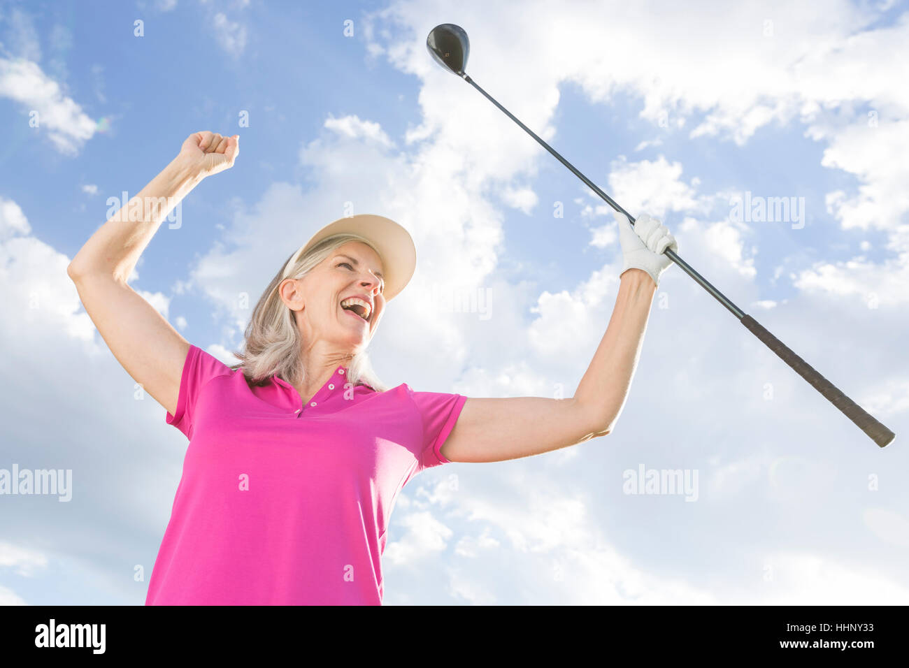 Kaukasische Frau feiert mit Golf club Stockfoto