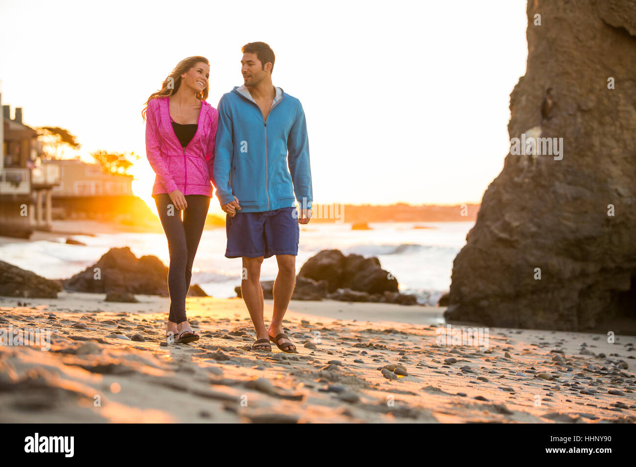 Paare, die am Strand Stockfoto