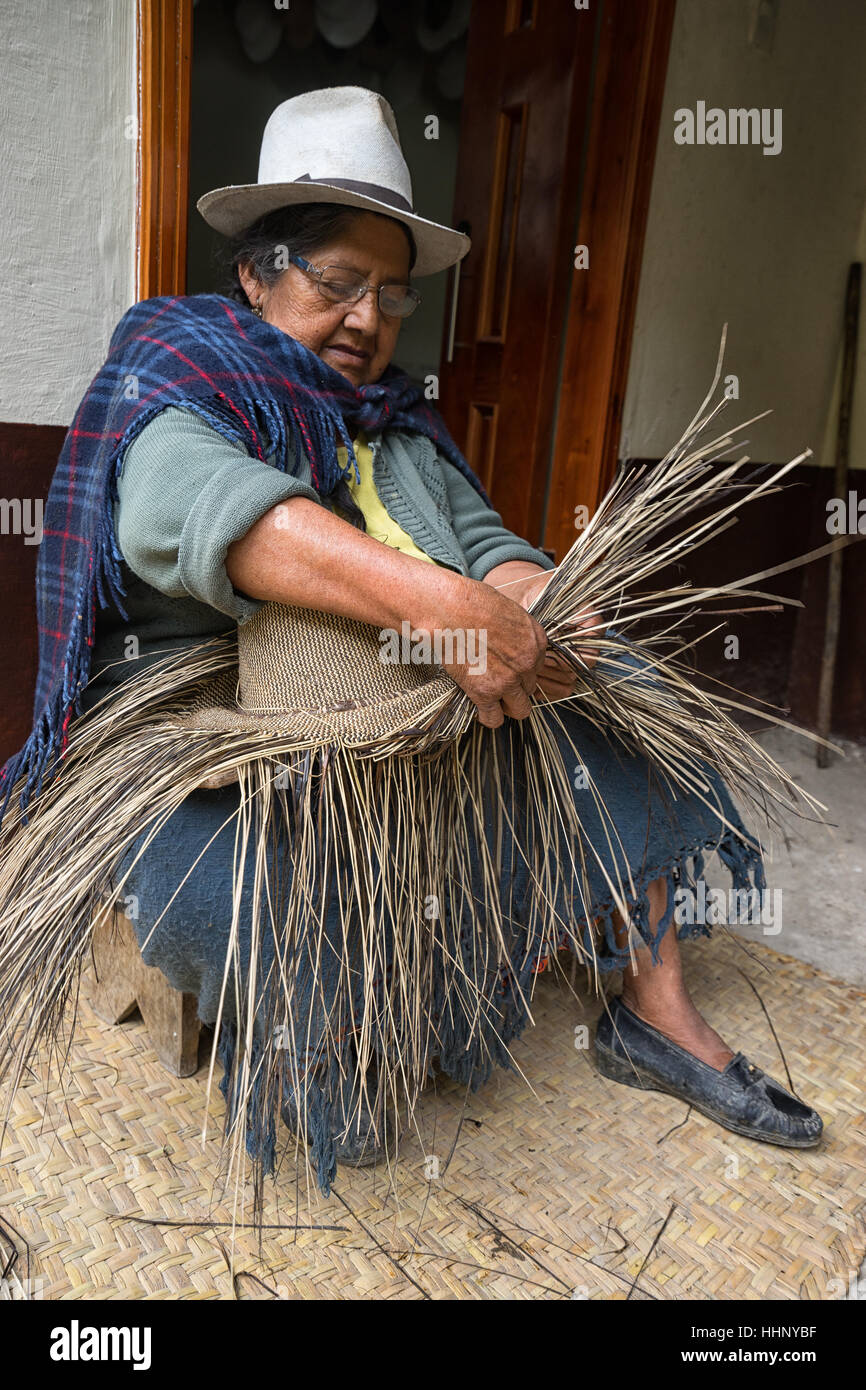 Panama Strohhut gewebt traditionell von einer Frau Stockfoto