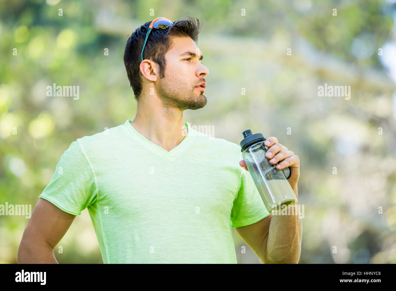 Hispanic Mann Trink Smoothie im freien Stockfoto