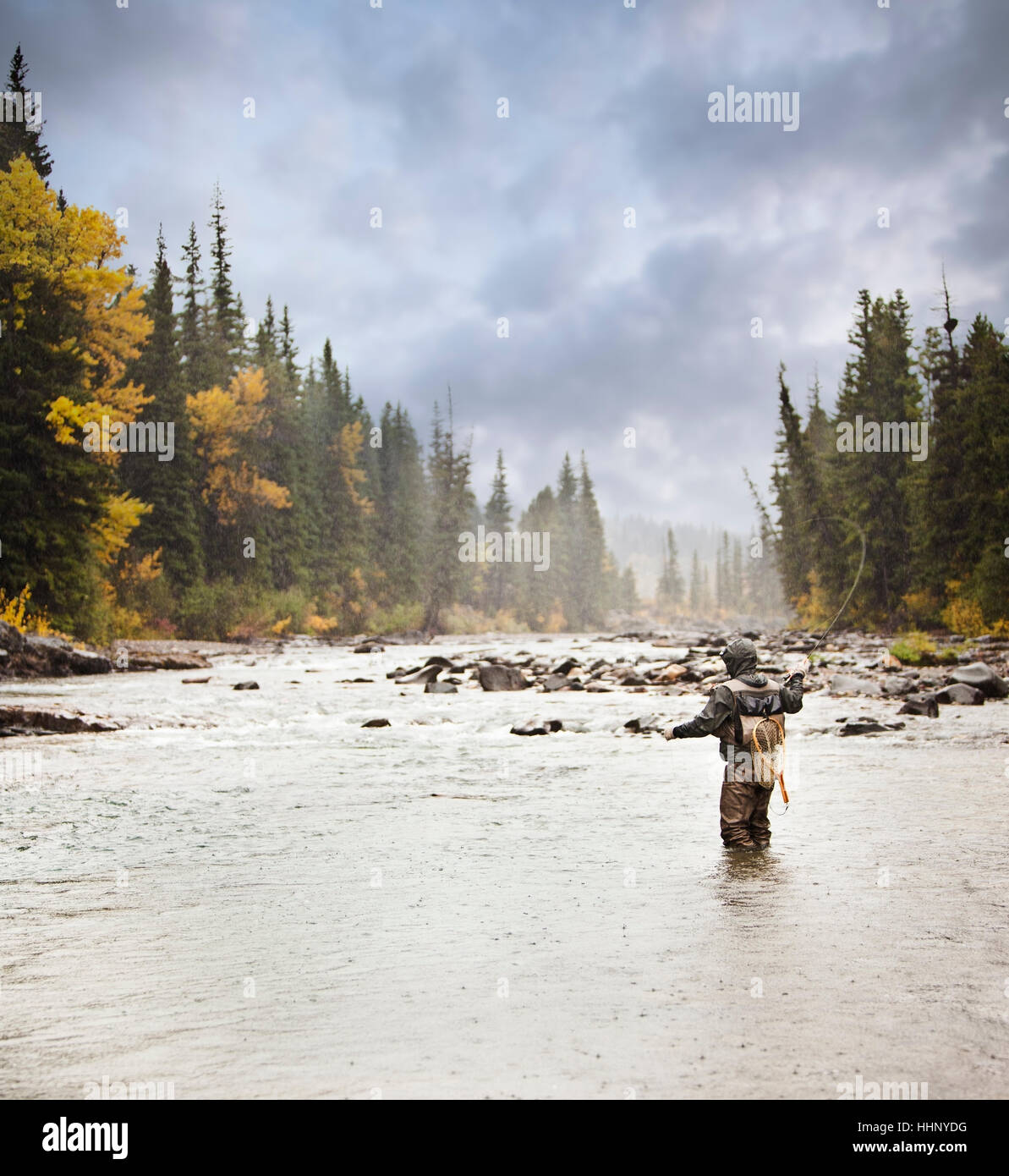 Kaukasischen Mann Angeln im Fluss Stockfoto