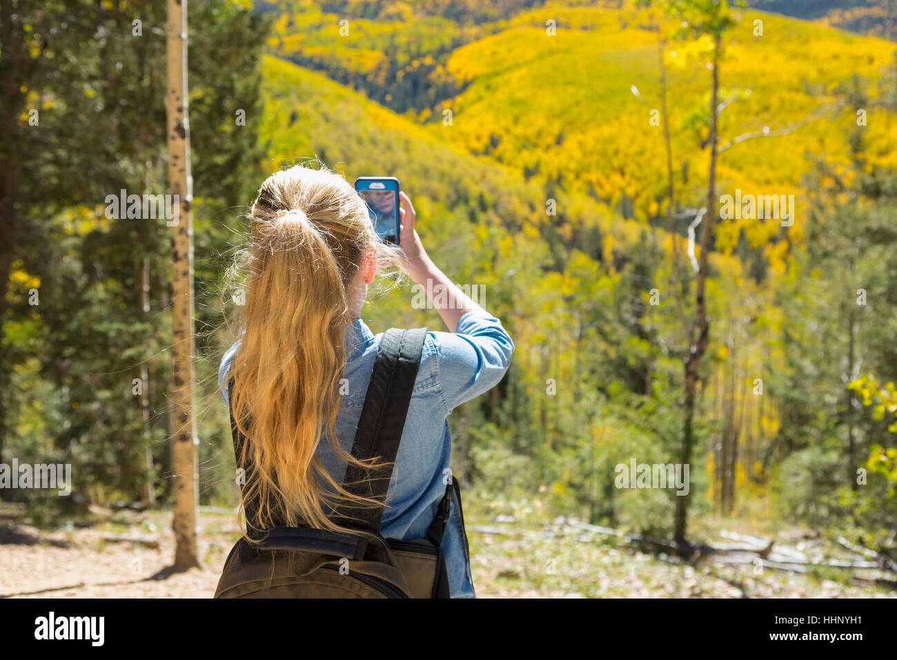 Kaukasische Mädchen fotografieren Panorama mit Handy Stockfoto