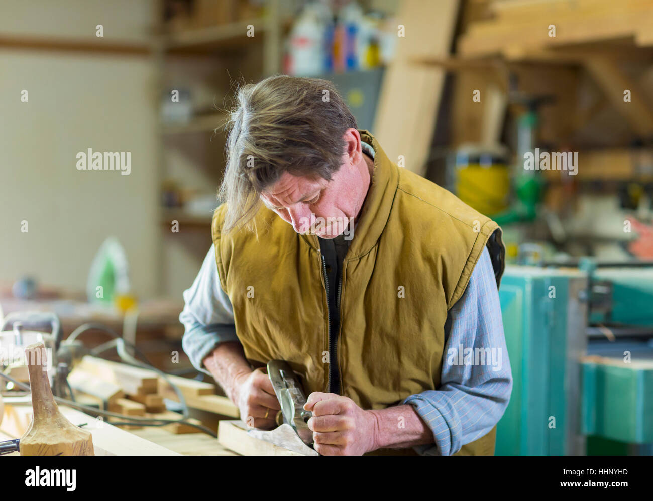 Kaukasische Tischler Schleifen Holz in Werkstatt Stockfoto