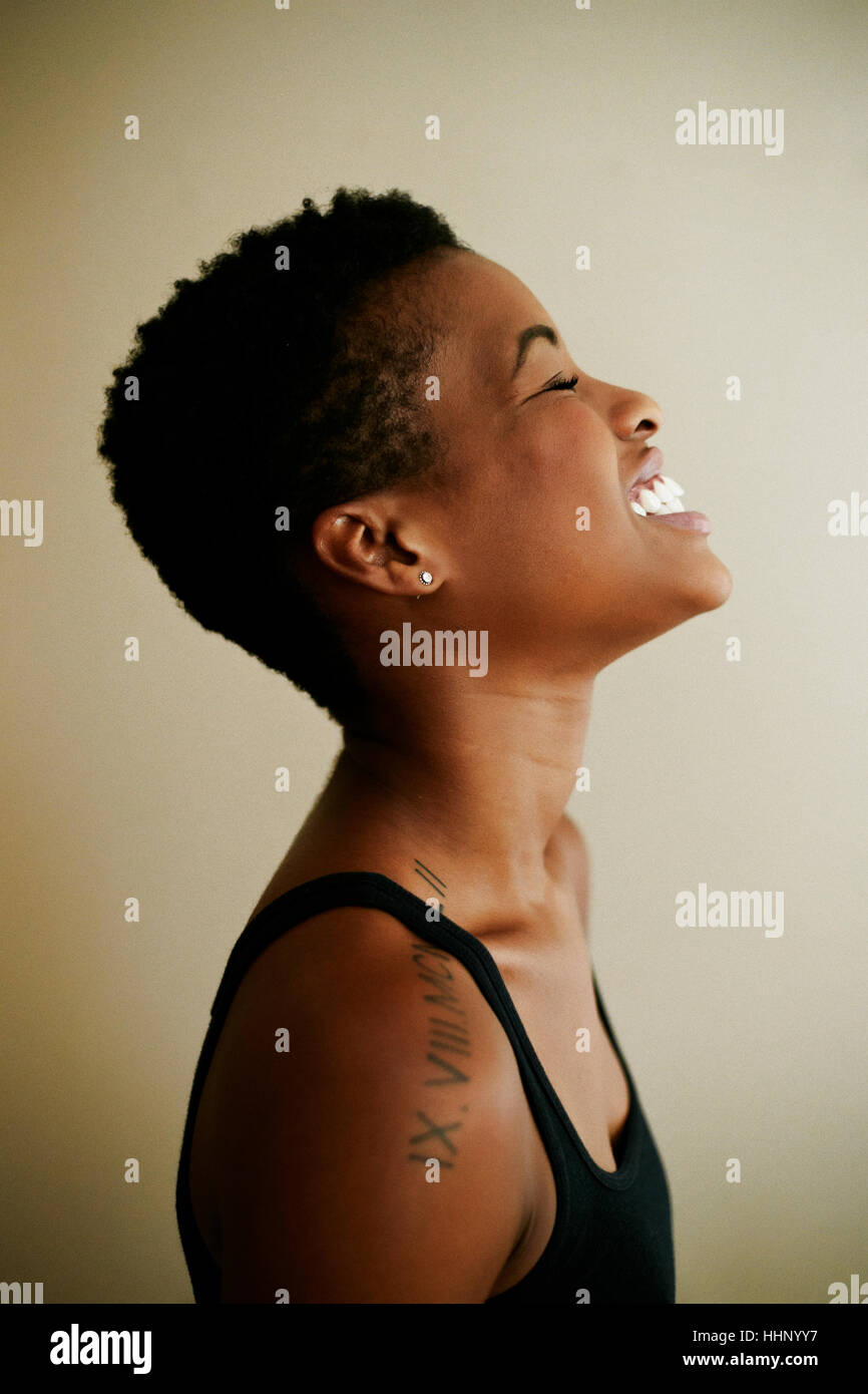 Profil von schwarzen lachende Frau Stockfoto