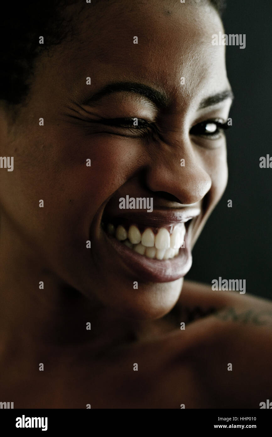 Porträt von schwarze Frau zwinkert Stockfoto