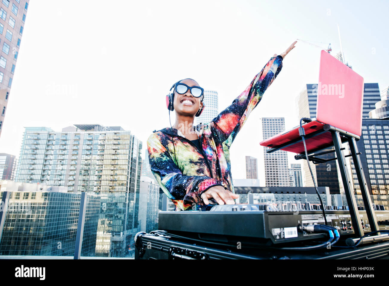 Lächelnd schwarz DJ auf städtischen Dach Stockfoto